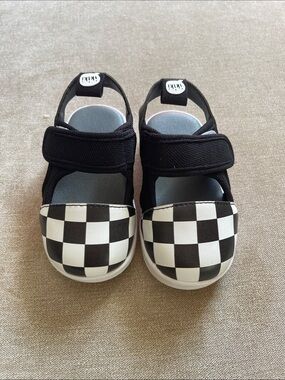 Ikiki Kids Black & White Checker Slip-On Sandals size 5
